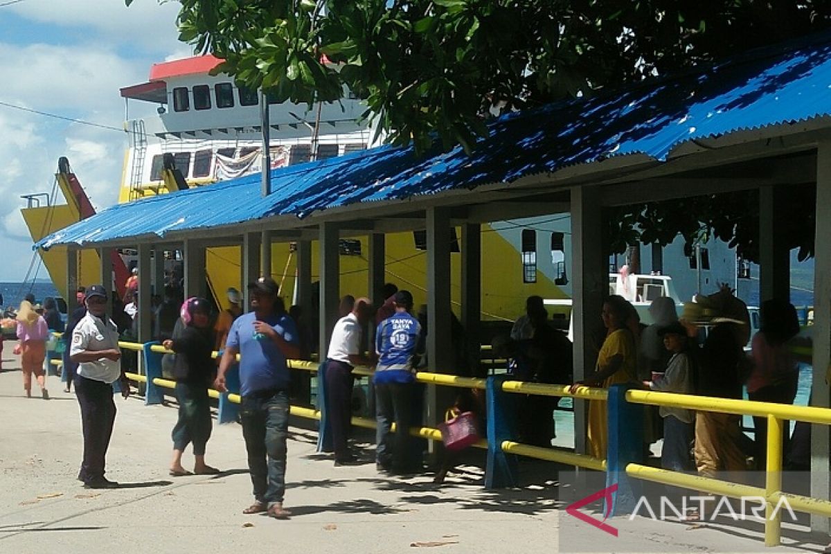 Aktivitas penumpang di Pelabuhan Hunimua Maluku berjalan lancar