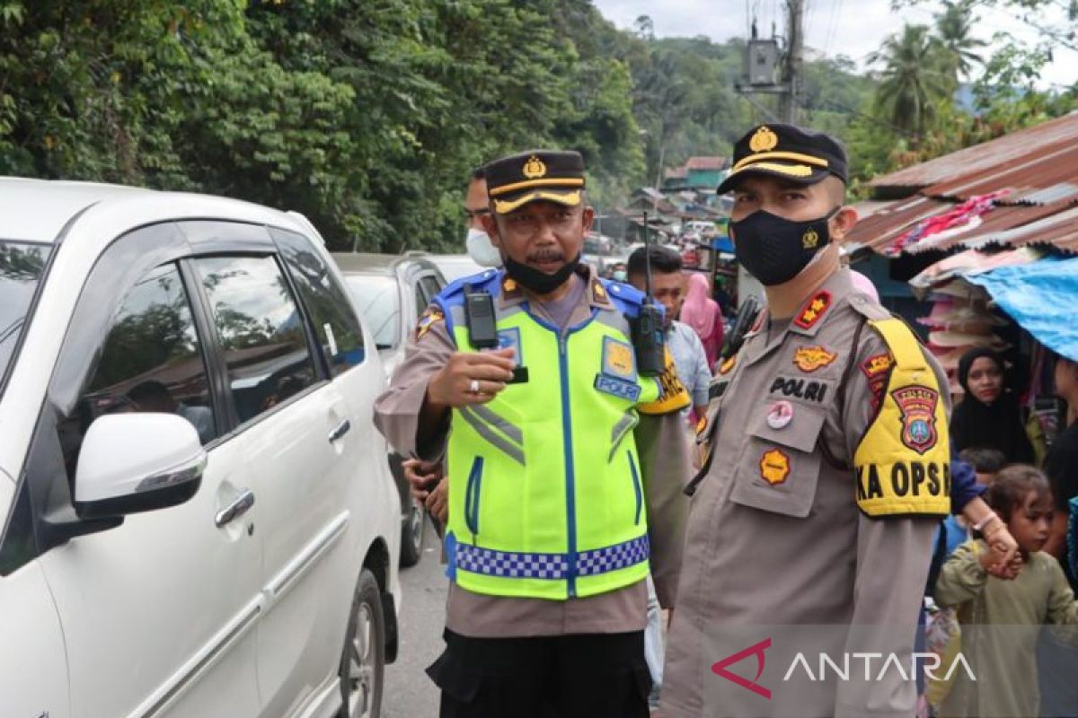 Kapolres Tapsel pantau langsung kenyamanan pengunjung wisata Aek Sijorni