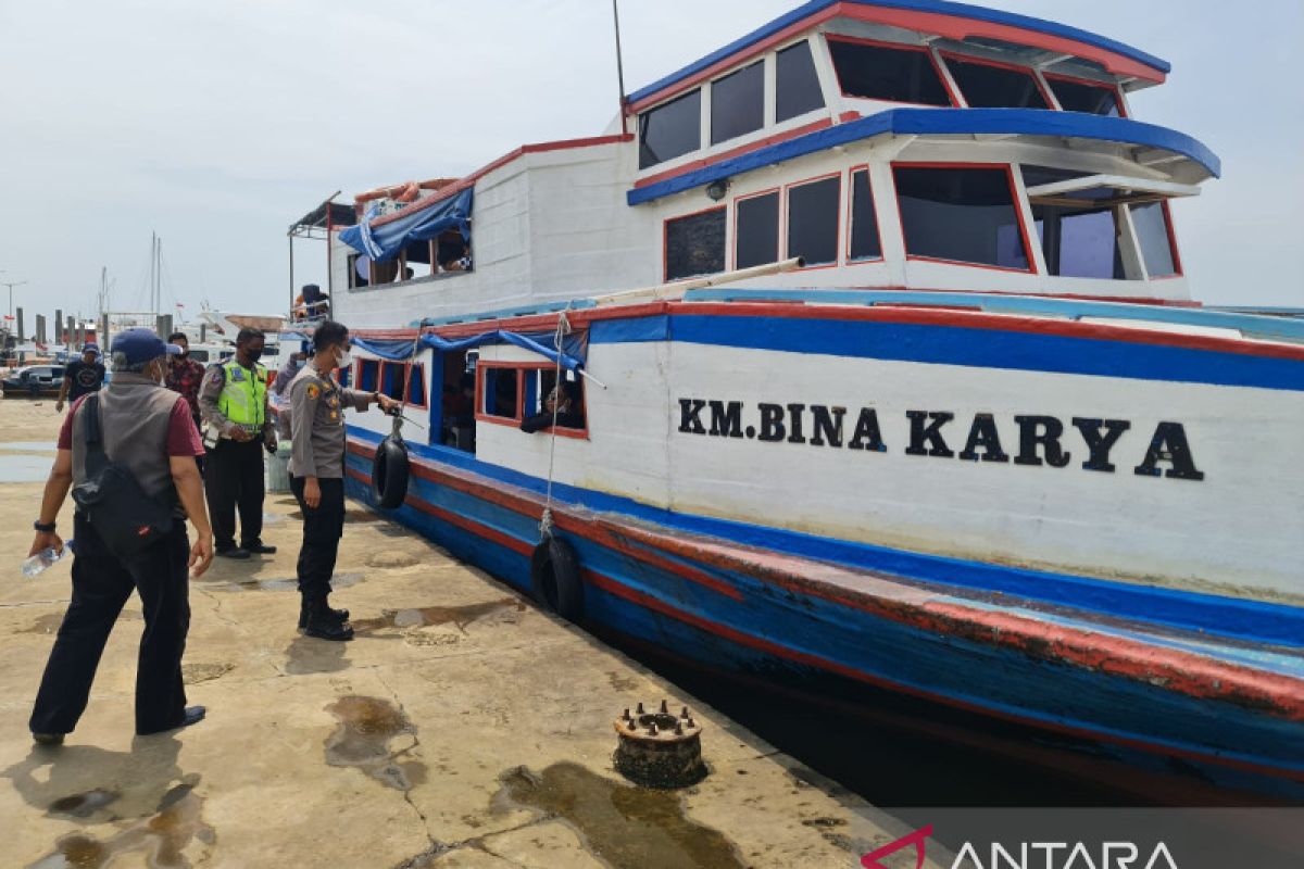 Petugas evakuasi kapal rusak yang  angkut wisatawan ke Pulau Seribu