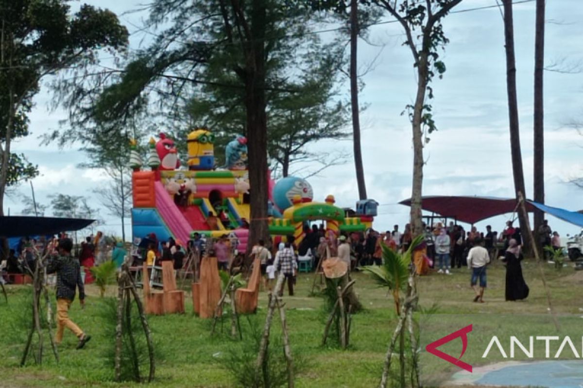 Warga Mukomuko padati objek wisata pantai