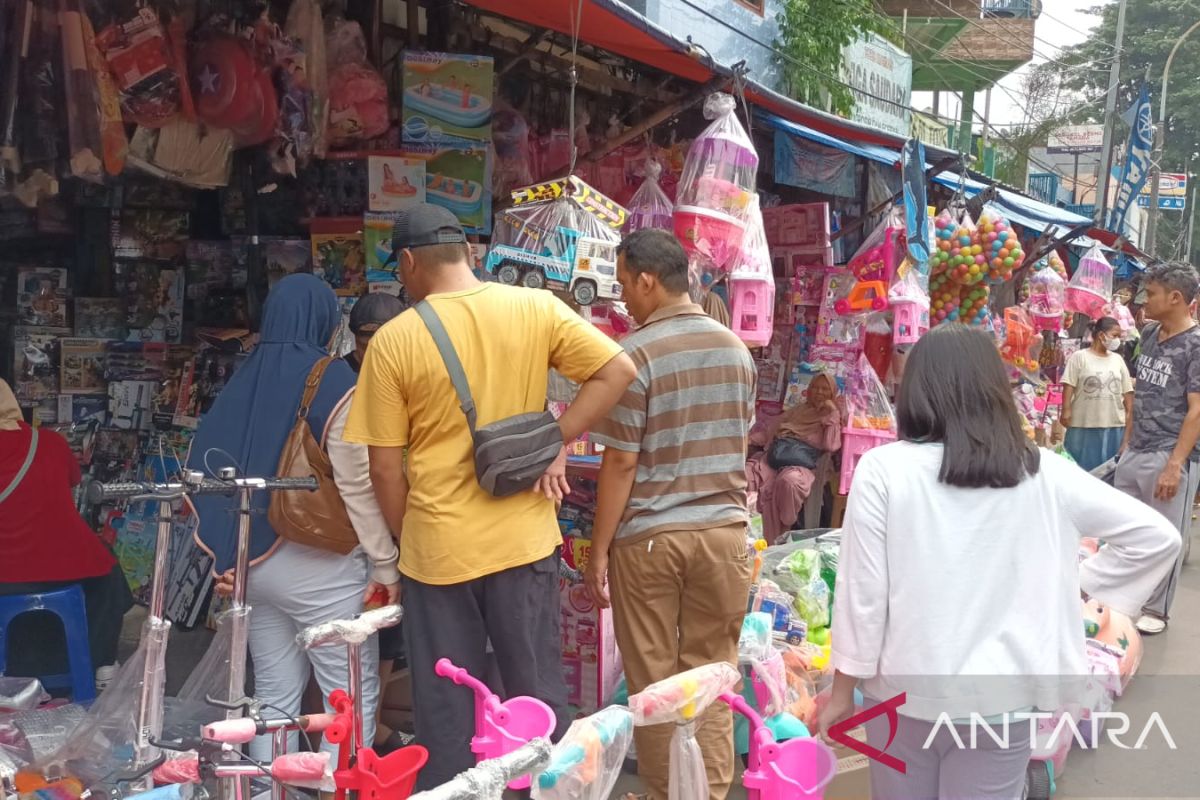 Warga berburu mainan anak