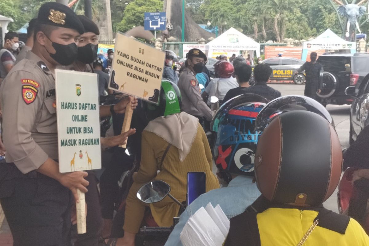 Ratusan pengunjung tak bisa masuk Ragunan karena belum daftar "online"