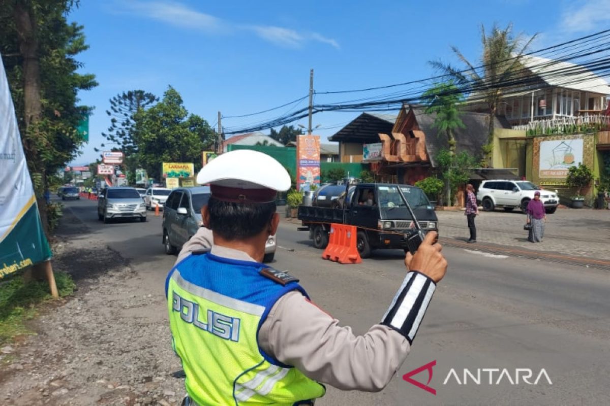 Polisi 17 kali gelar one way di jalur wisata Lembang di H+1 lebaran