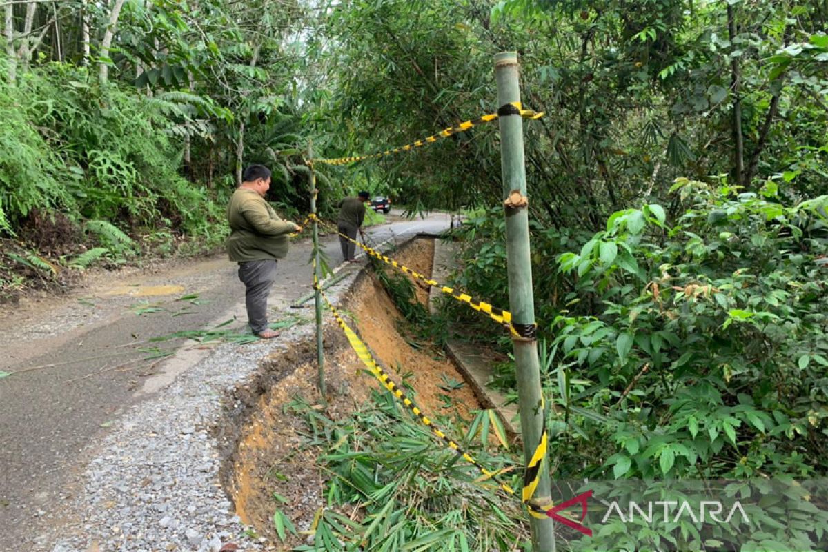 Jalan Muara Teweh - Lemo longsor di Km 6,5