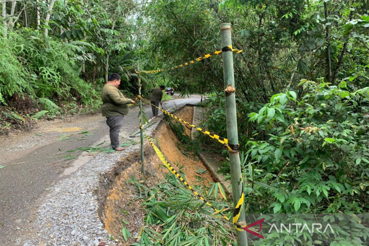 Jalan Muara Teweh-Lemo di Barito Utara longsor