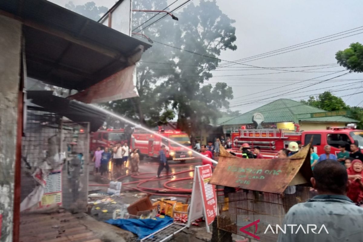 Tujuh petak toko di Padang terbakar saat libur Idul Fitri 1443 Hijriah