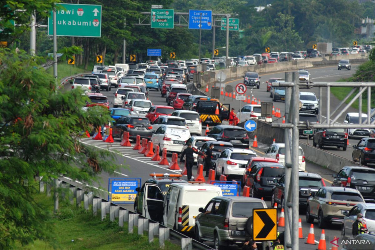 90,000 vehicles traverse on Puncak line on May 4: police