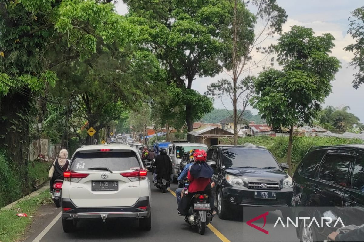 Pemudik Lebaran tujuan balik mulai melintas di jalur utama Cianjur