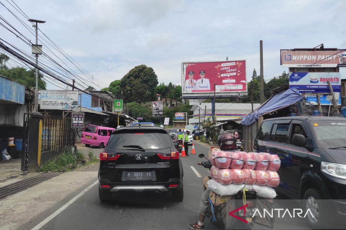 One-way system implemented as traffic chokes road to Bogor