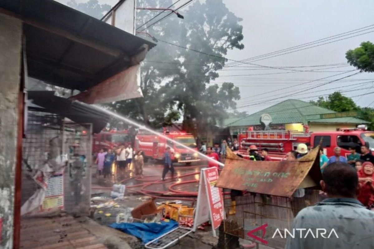 Tujuh petak toko di Padang terbakar saat libur Idul Fitri 1443 Hijriah