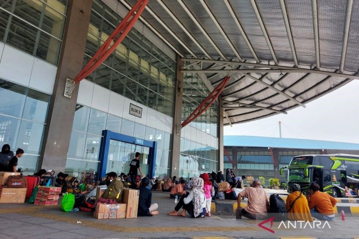 Terminal Pulo Gebang masih ramai oleh pemudik pada H+1 Lebaran