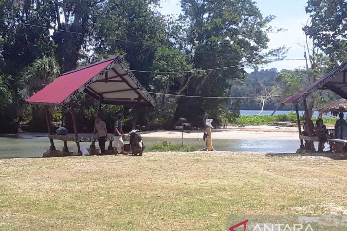 Pantai Saukobye Biak menjadi destinasi wisata selama libur Lebaran