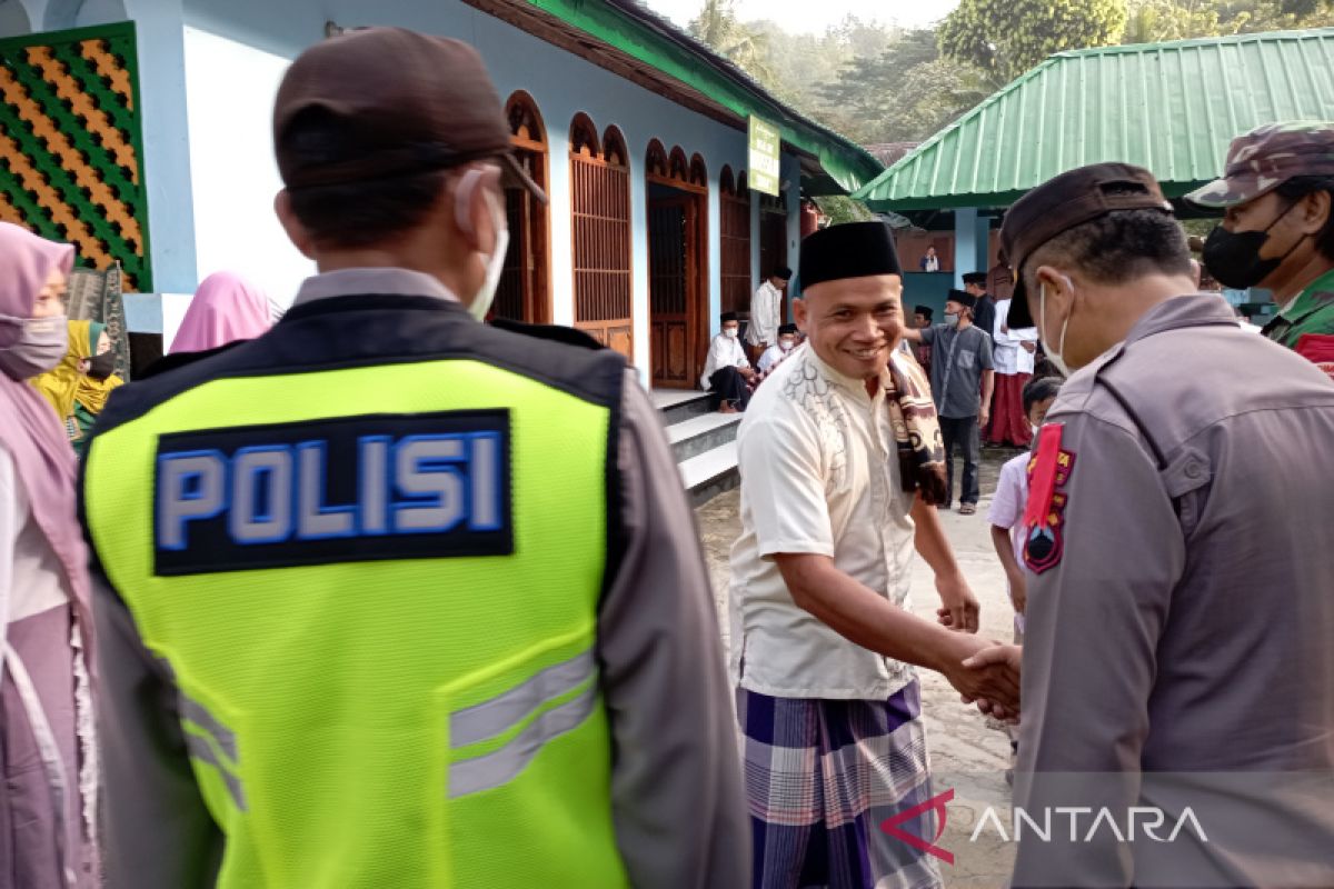 Polisi jaga pelaksanaan Shalat Id penganut Islam Aboge Banyumas