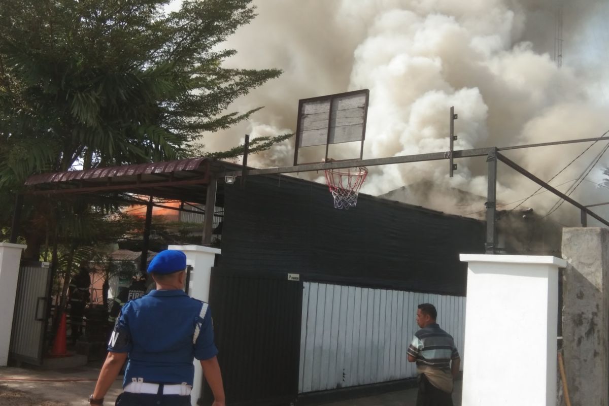 Sebuah pabrik roti terbakar di Padang saat libur Lebaran