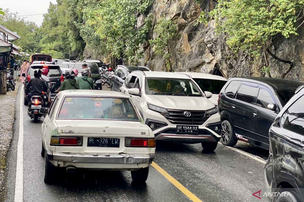 Dipadati wisatawan, akses jalan di Puncak Gunung Geurutee Aceh Jaya macet