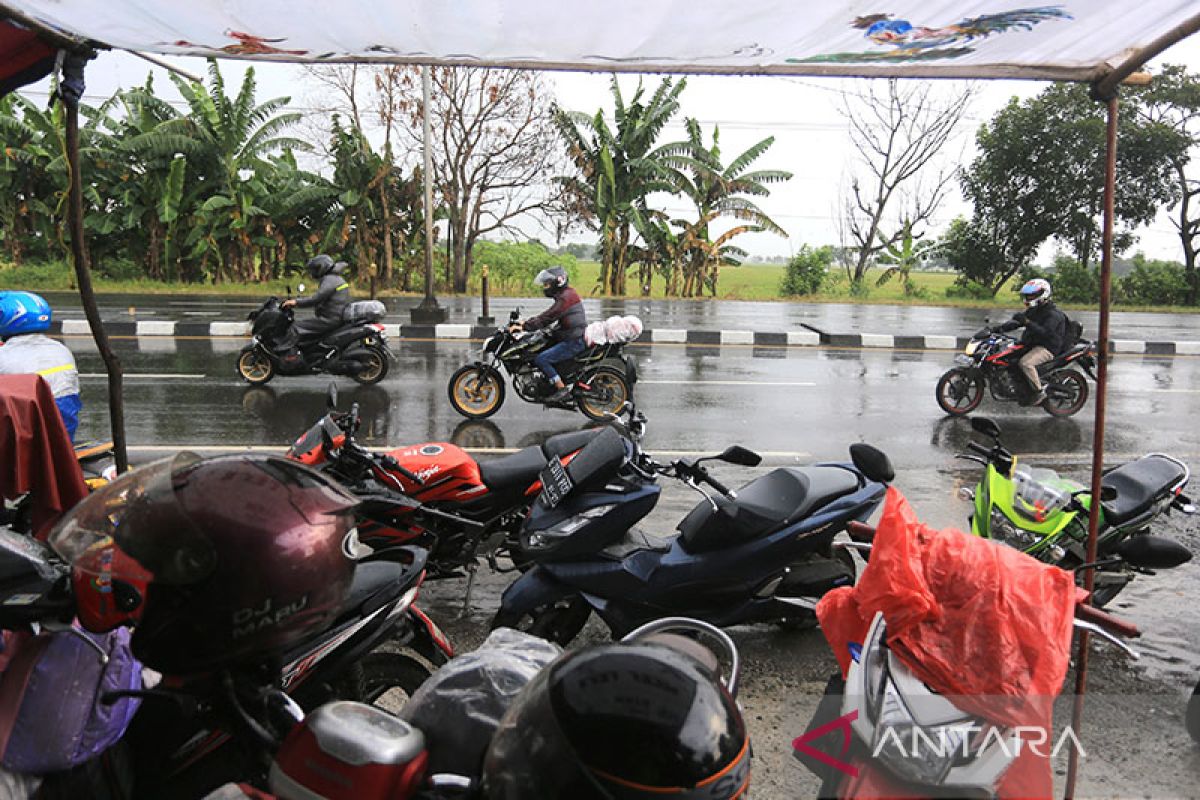 BMKG memprakirakan potensi hujan lebat dan angin kencang di sejumlah daerah Indonesia