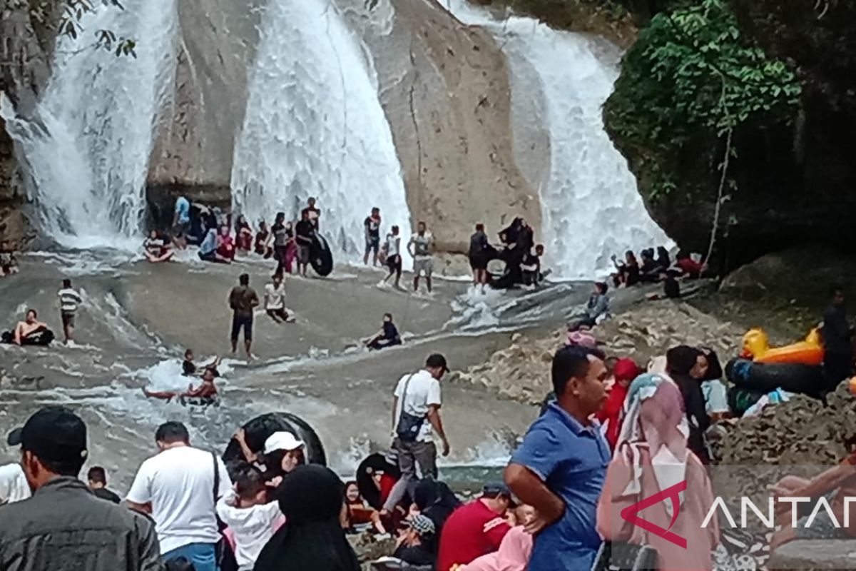 Taman Wisata Alam Bantimurung di Maros  dipadati pengunjung