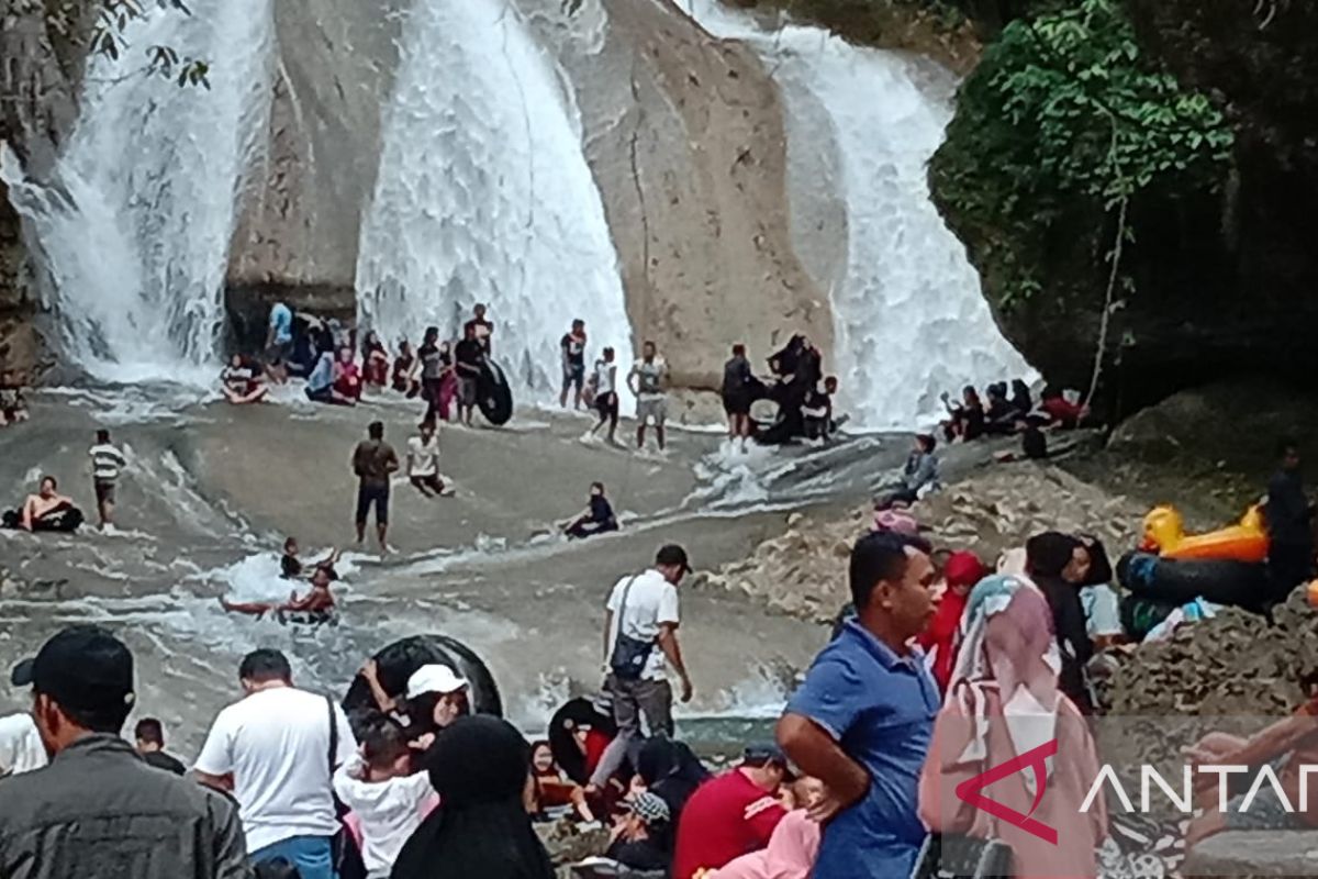 Taman Wisata Alam Bantimurung di Maros Sulsel dipadati pengunjung