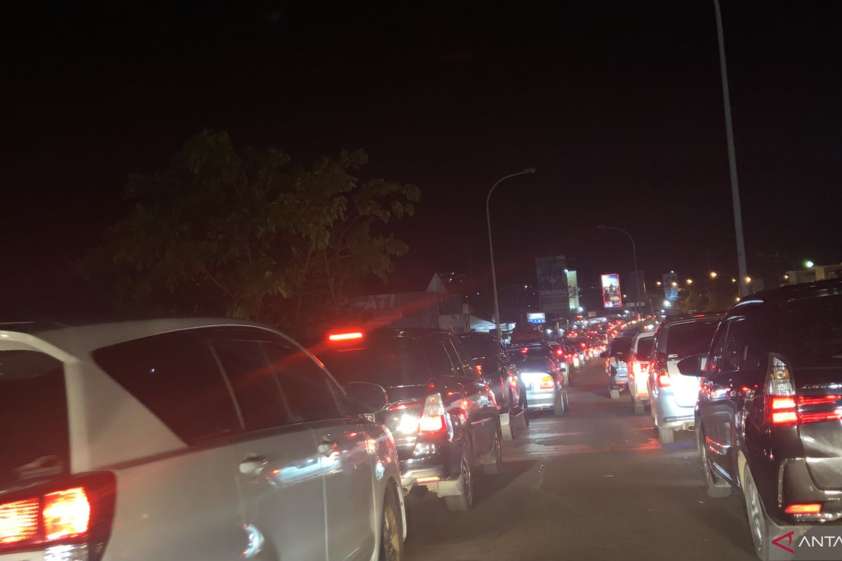 Situasi lalu lintas menuju Tol Merak-Tangerang terpantau padat