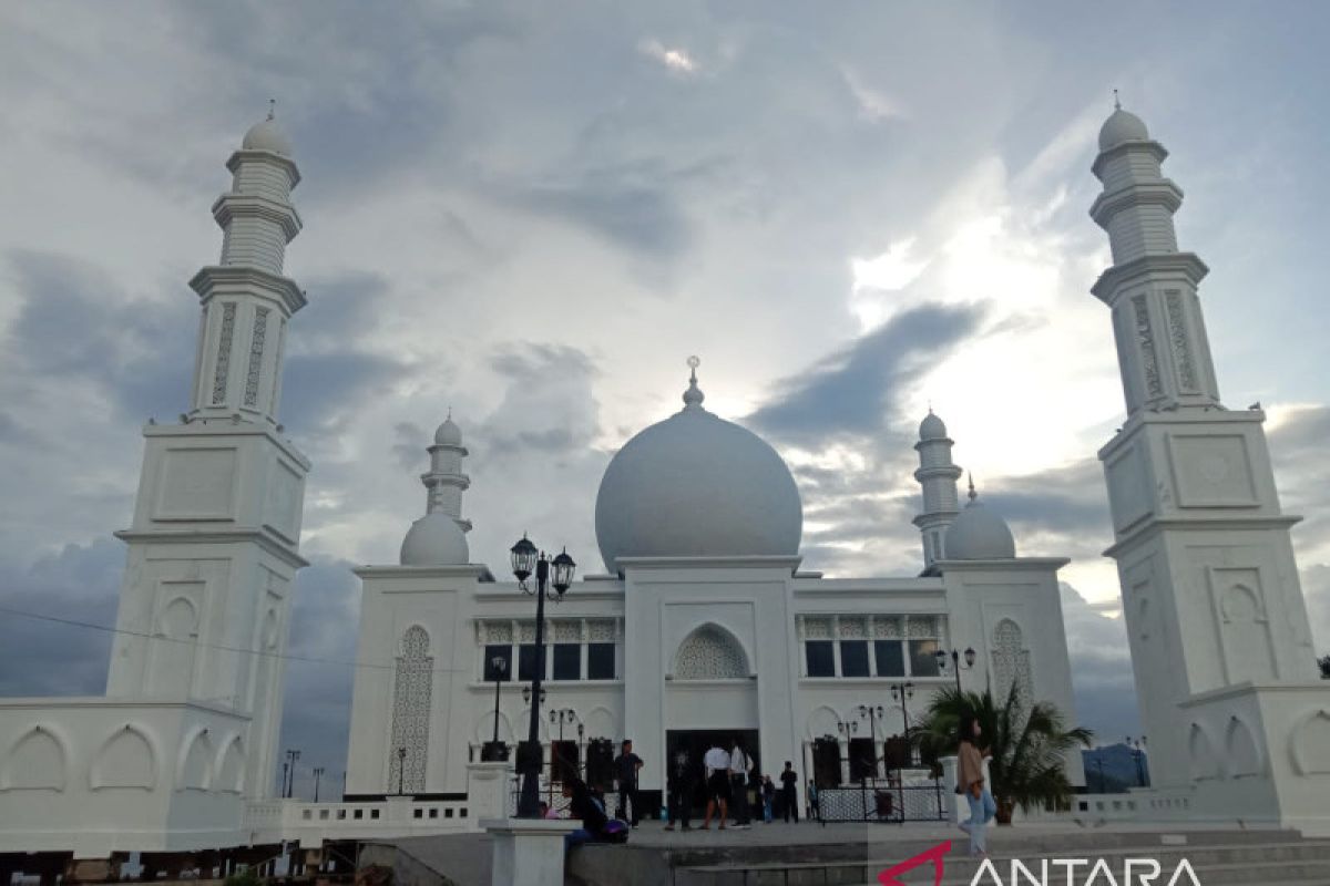 Masjid Oesman obyek wisata religi di KKU ramai dikunjungi saat lebaran