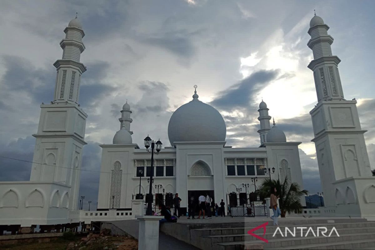Masjid Oesman obyek wisata religi di KKU ramai dikunjungi saat lebaran