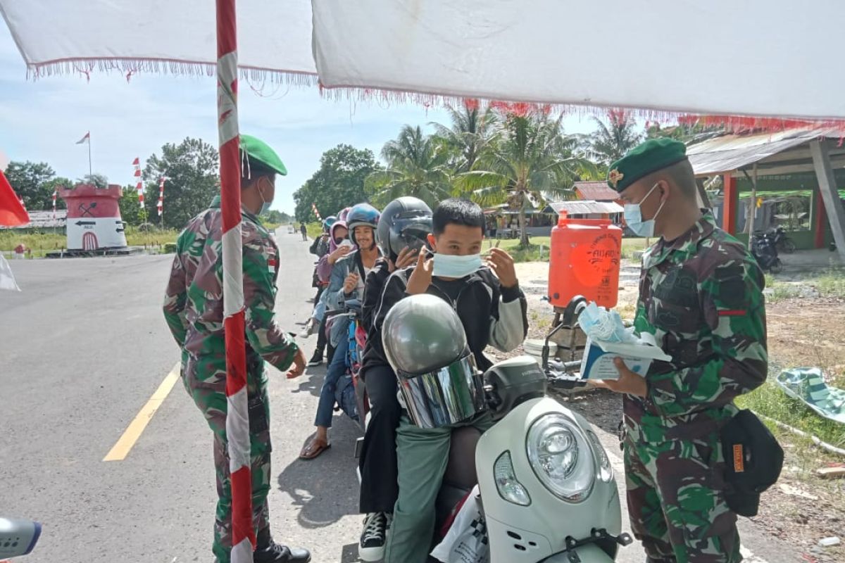 Satgas Pamtas pengamanan pengunjung tempat wisata di Pantai Temajuk