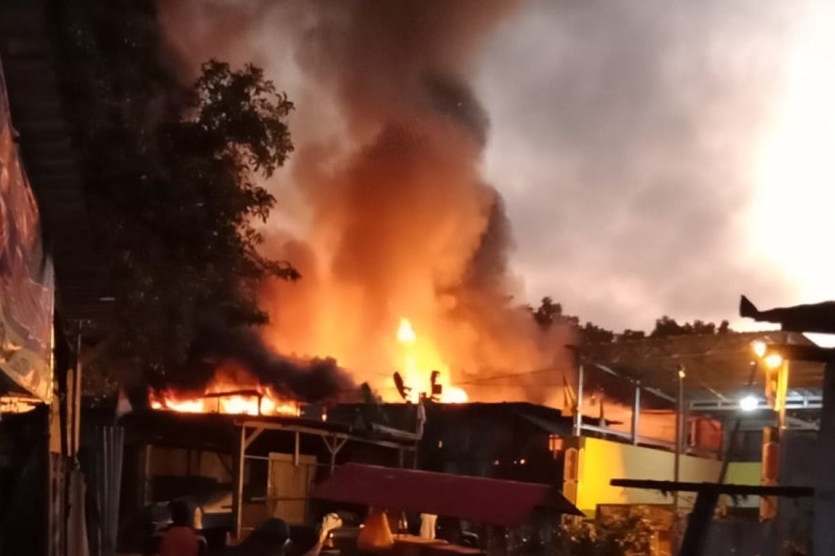 Ditinggal mudik, tujuh lapak ludes terbakar di Cipayung Jakarta