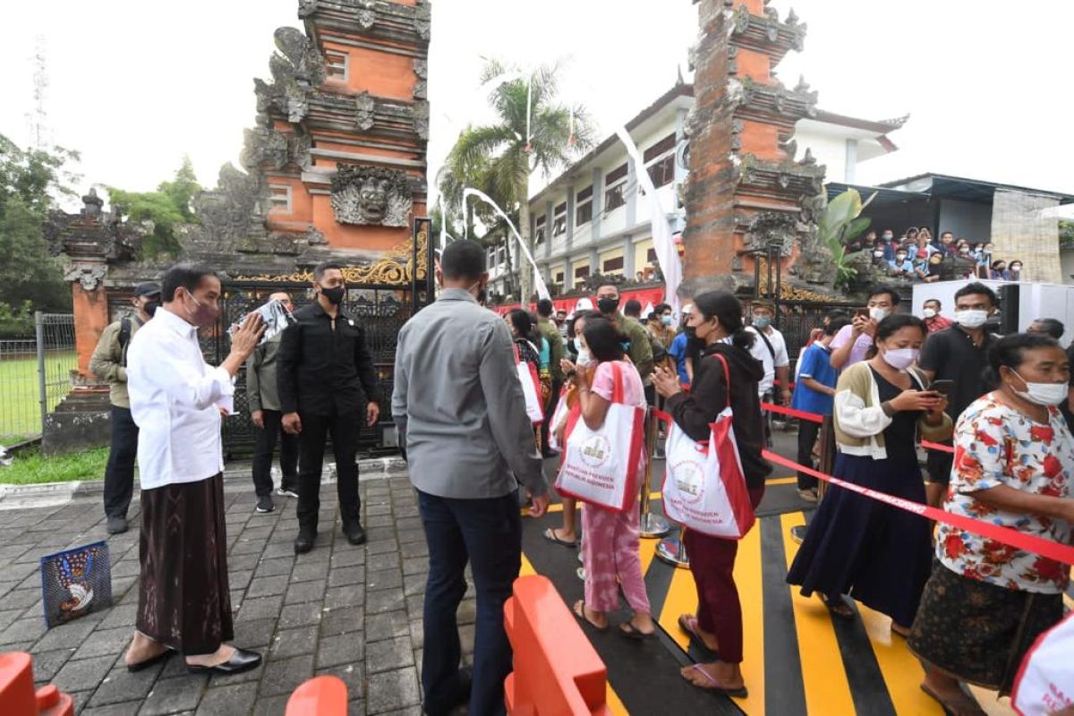 Presiden bagikan sembako kepada warga di sekitar Istana Tampaksiring-Bali