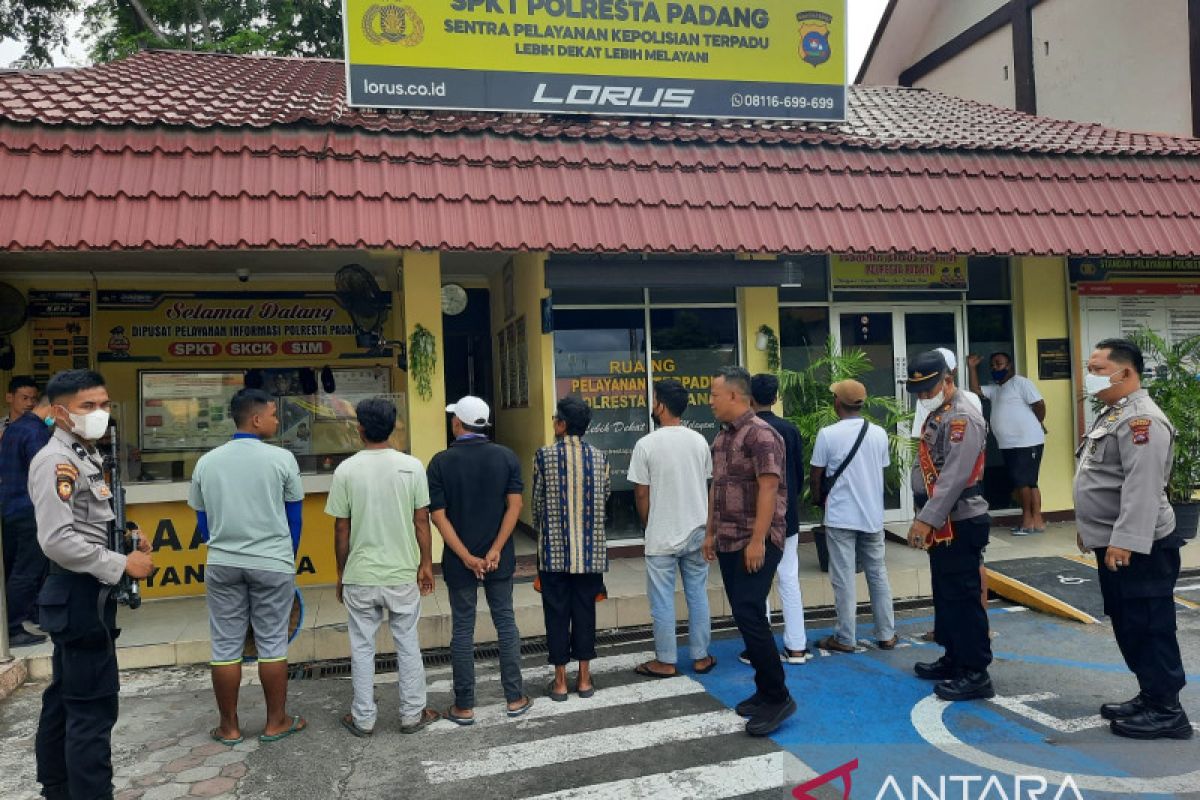 Polisi di Padang ringkus belasan pelaku pungli di Pantai Padang