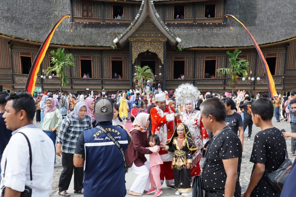 Istano Basa Pagaruyung dibanjiri pengunjung saat libur Idul Fitri