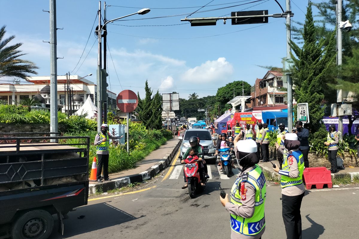 Polisi buka kembali arus lalu lintas menuju Puncak Bogor