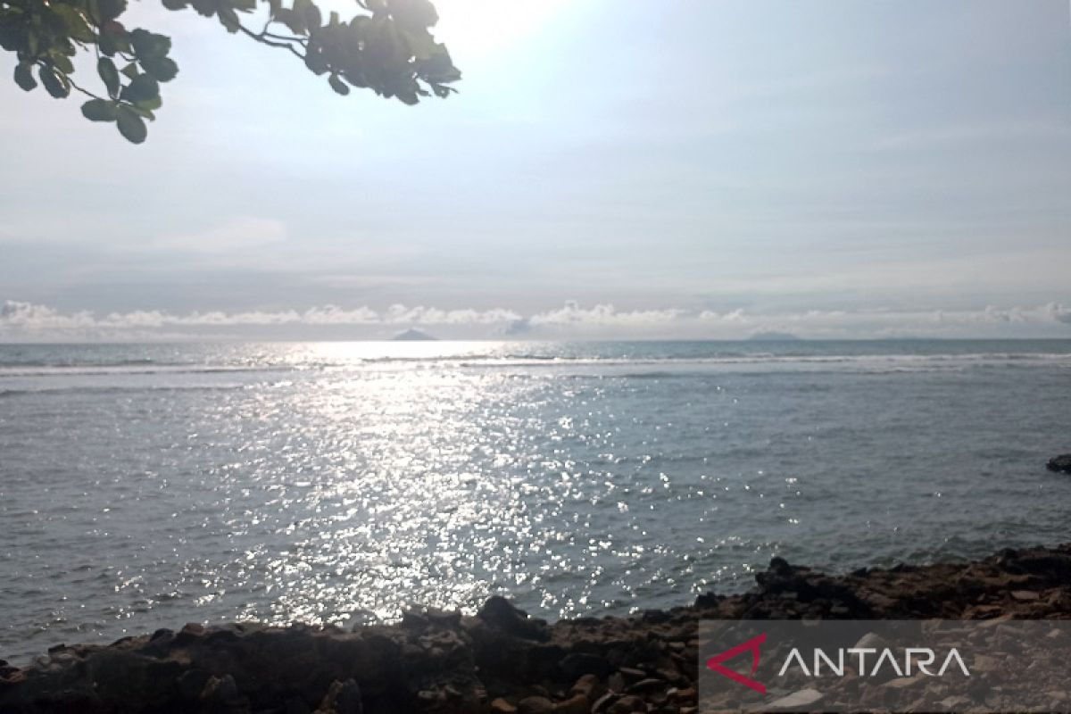 Polda Banten imbau wisatawan di Anyer-Carita waspadai gelombang tinggi