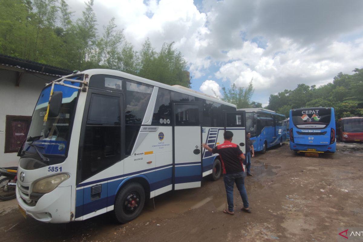 Di Palembang, ratusan pemudik  tujuan Jakarta-Yogya pilih gunakan bus