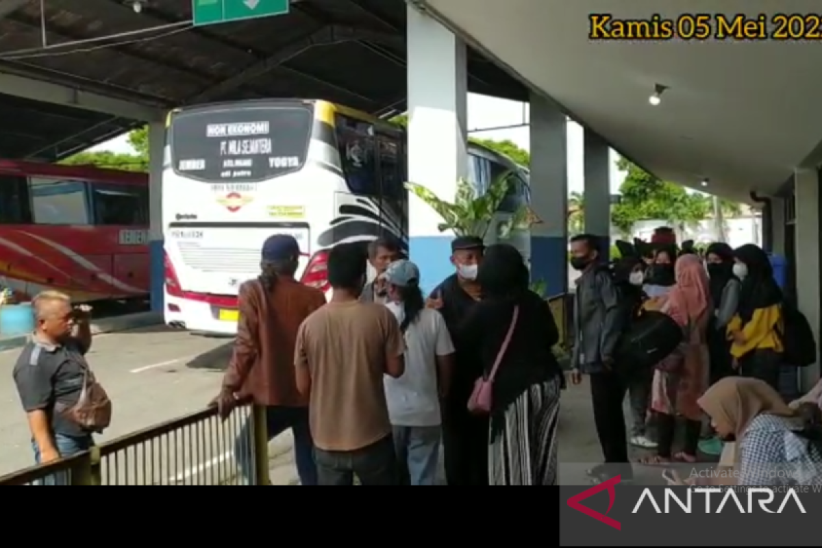 Kepadatan penumpang di Terminal Tawangalun Jember terus meningkat