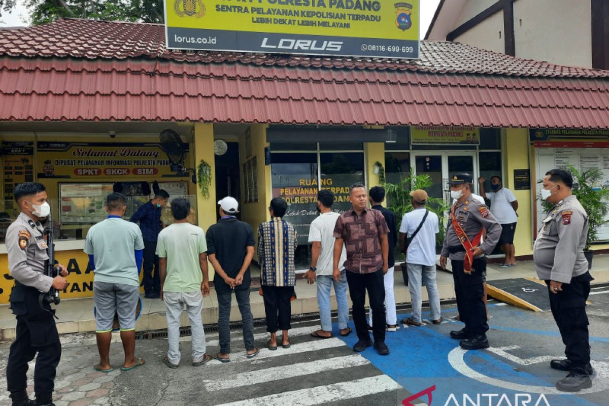 Polisi tangkap 13 orang diduga lakukan pungli di Pantai Padang