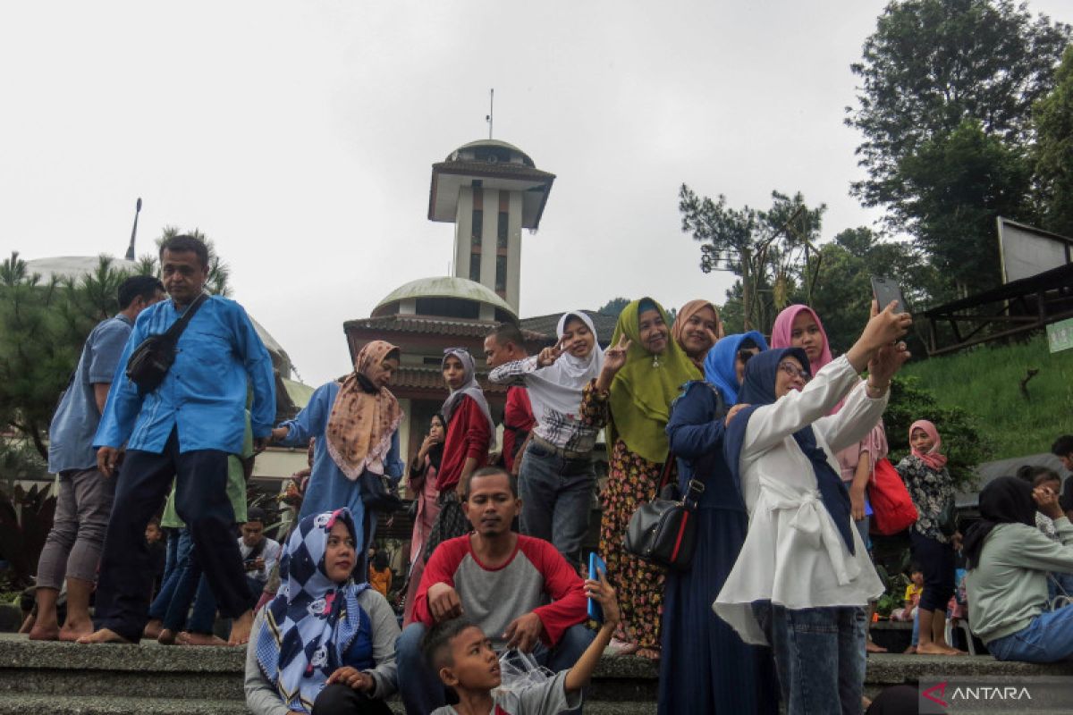 Kamis pagi, sudah 11.000 mobil kunjungi Puncak Bogor