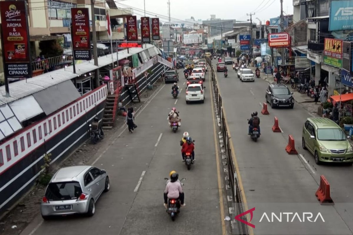 Di jalur utama Cianjur, sistem satu arah cairkan antrean kendaraan