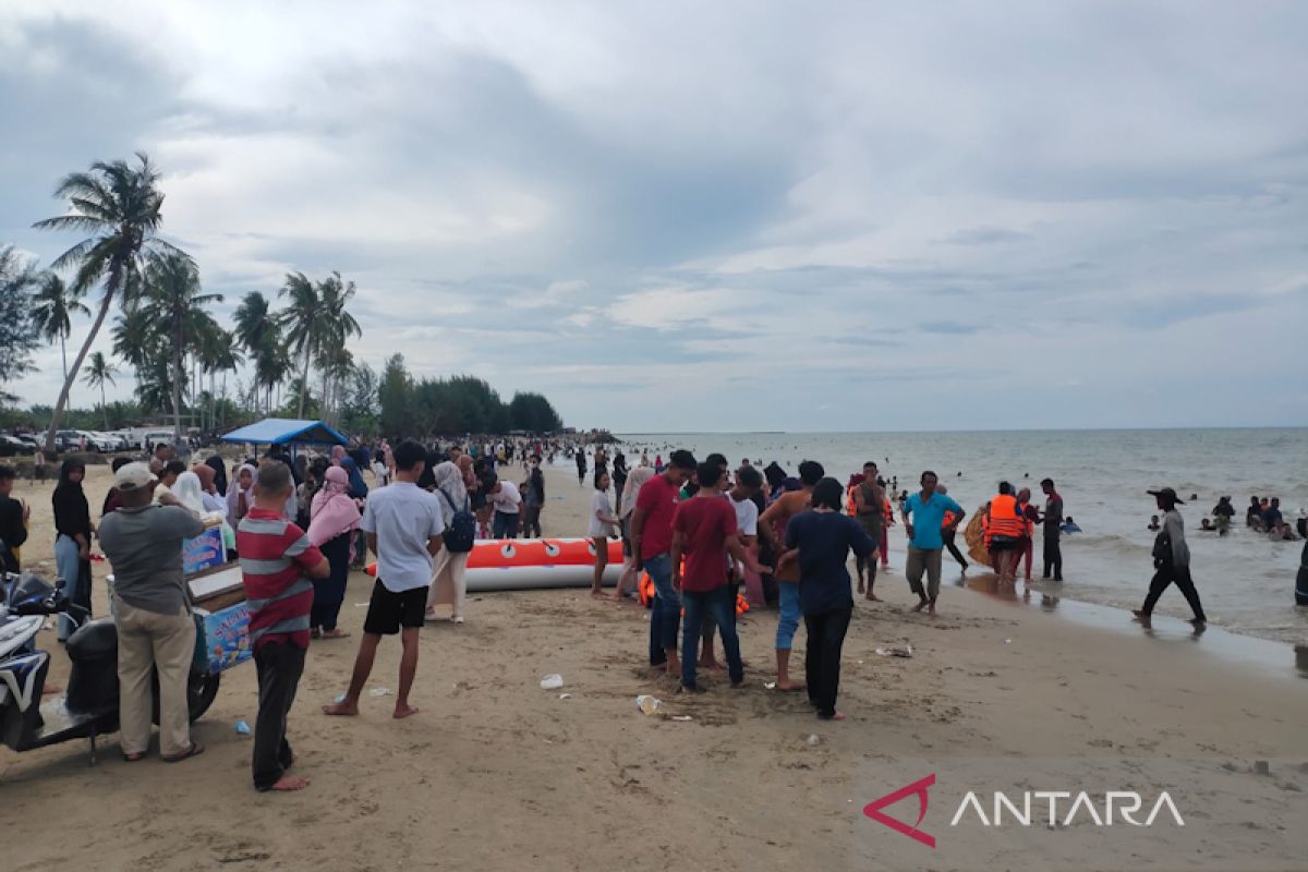 Pantai Aceh Timur padat pengunjung
