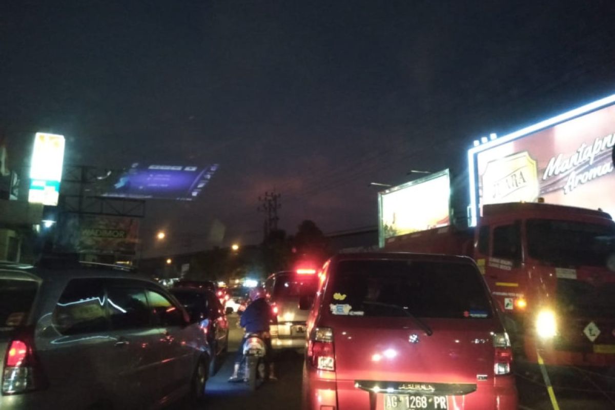 Jalur lalu lintas Bojonegoro menuju Surabaya terpantau padat