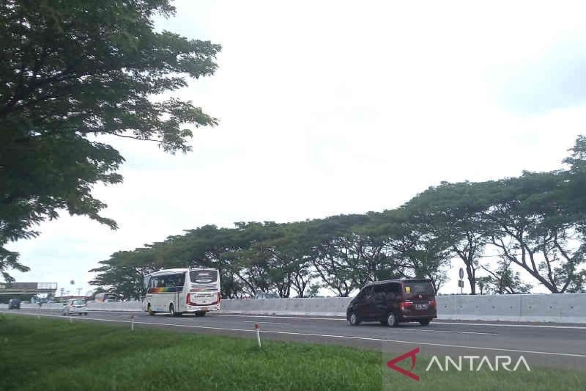 Kamis pagi arus lalu lintas kendaraan di tol dan arteri Cirebon ramai lancar