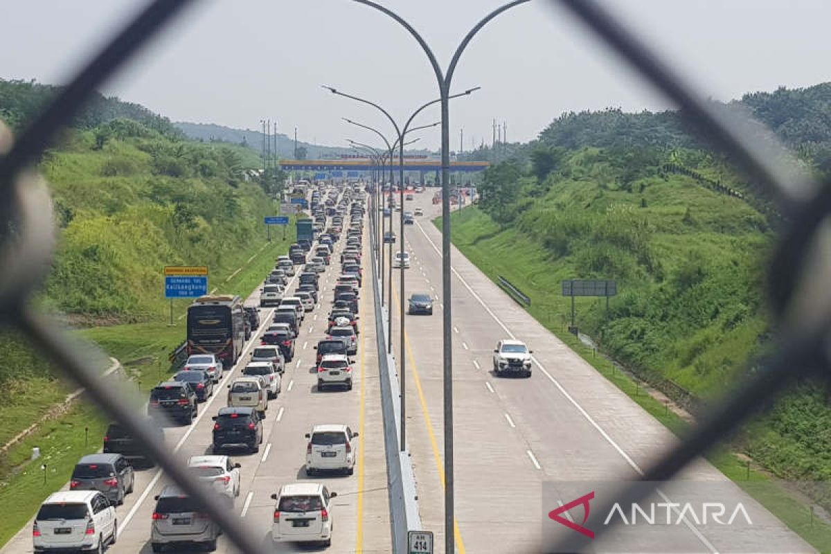 Antrean kendaraan masuk gerbang Kalikangkung Semarang mulai mengular