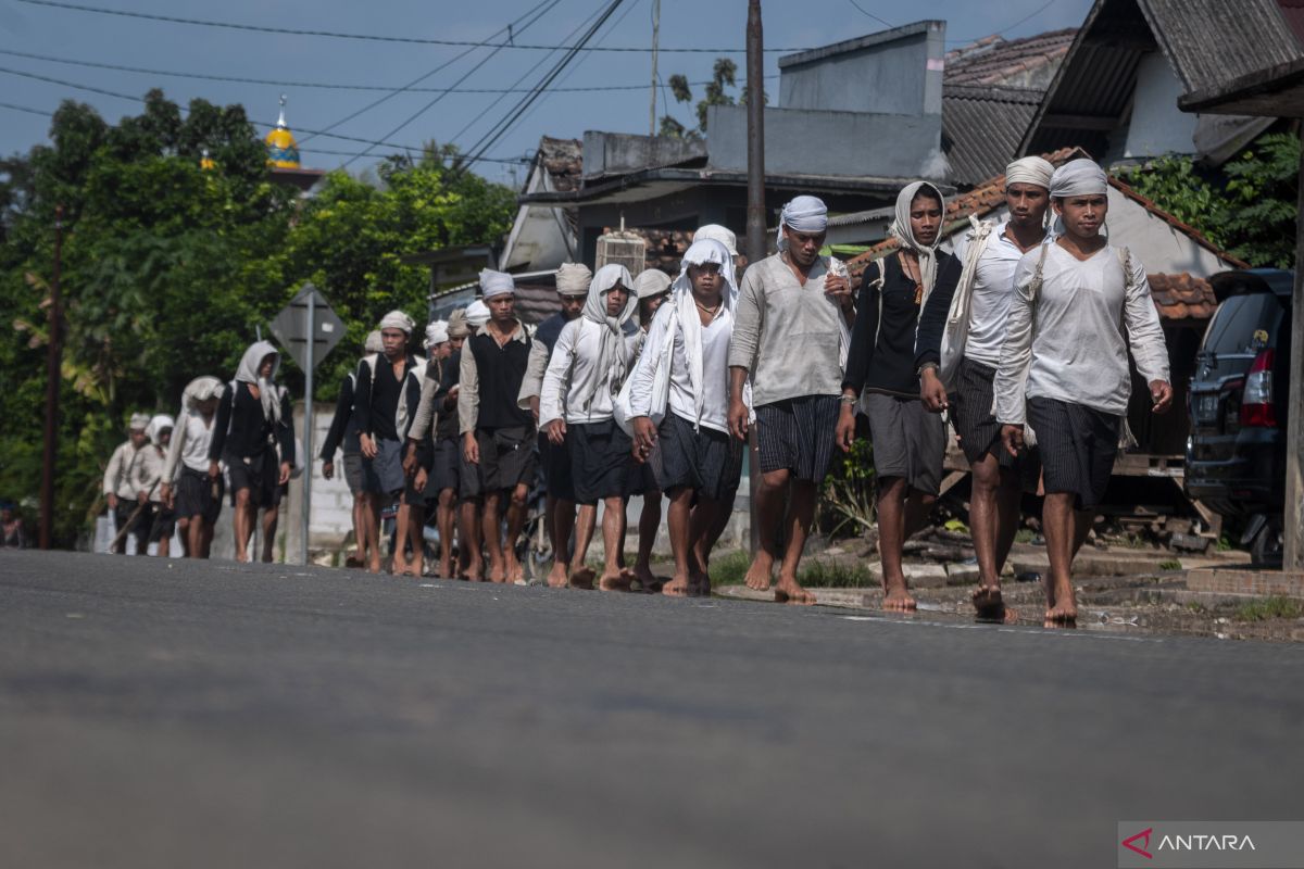 Warga Badui Dalam jalan kaki 160 km rayakan Seba ke Gubernur Banten