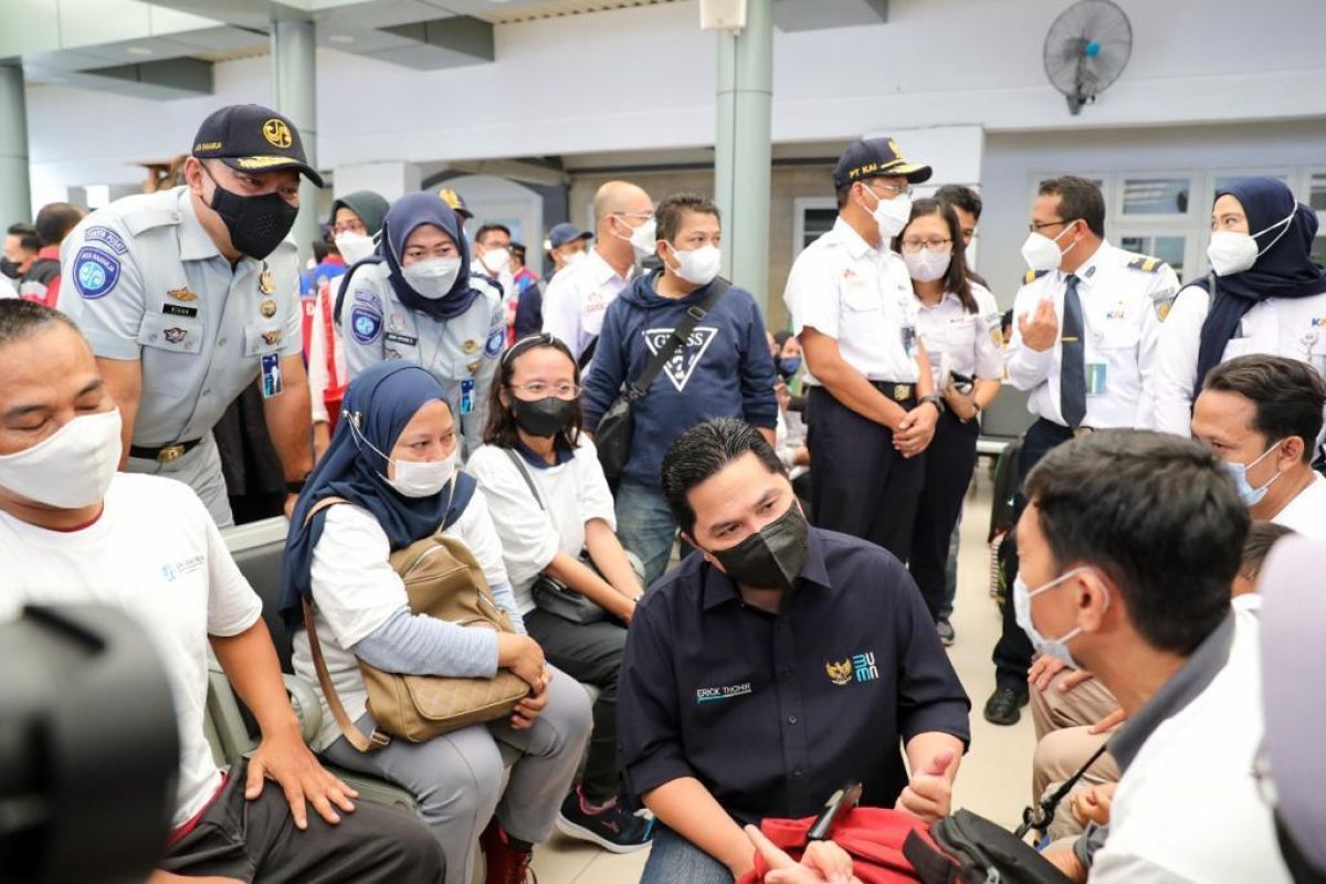 Tinjau arus mudik Stasiun Senen, Erick Thohir sebut Kepadatan makin berkurang