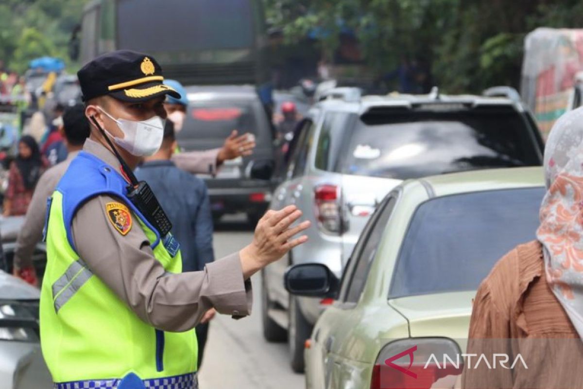 Padat kendaraan, Kapolres Tapsel turun langsung atur lalu lintas di objek wisata Aek Sijorni