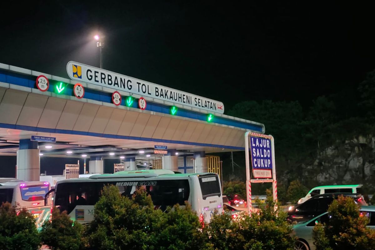 Arus lalu lintas di Gerbang Tol Bakauheni Selatan ramai lancar