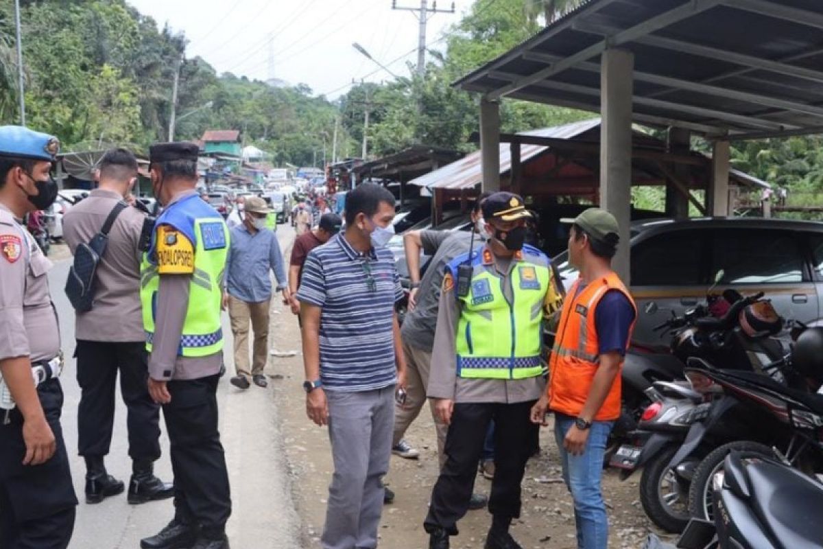 Kapolres minta jukir kembalikan kelebihan retribusi parkir ke pengunjung wisata Aek Sijorni