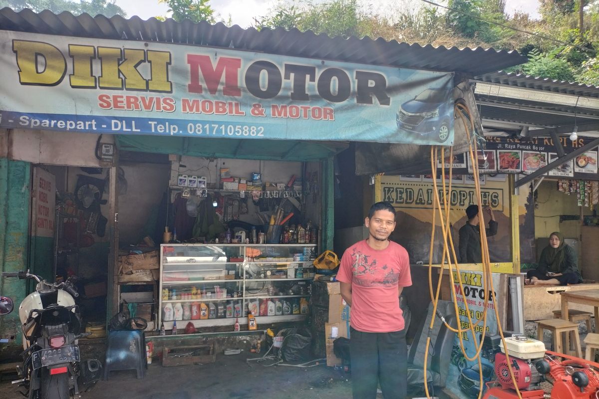 Bengkel di Puncak Bogor raup penghasilan karena banyak kendaraan mogok