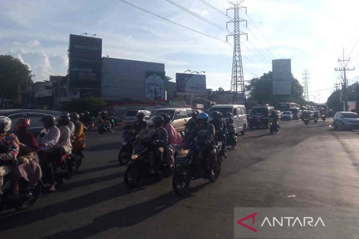 Arus balik pantura Cirebon ramai di dua lajur