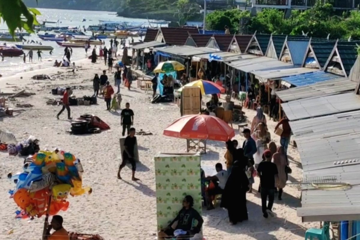 Pengunjung Pantai Tanjung Bira Bulukumba Sulsel mencapai 30 ribuan orang