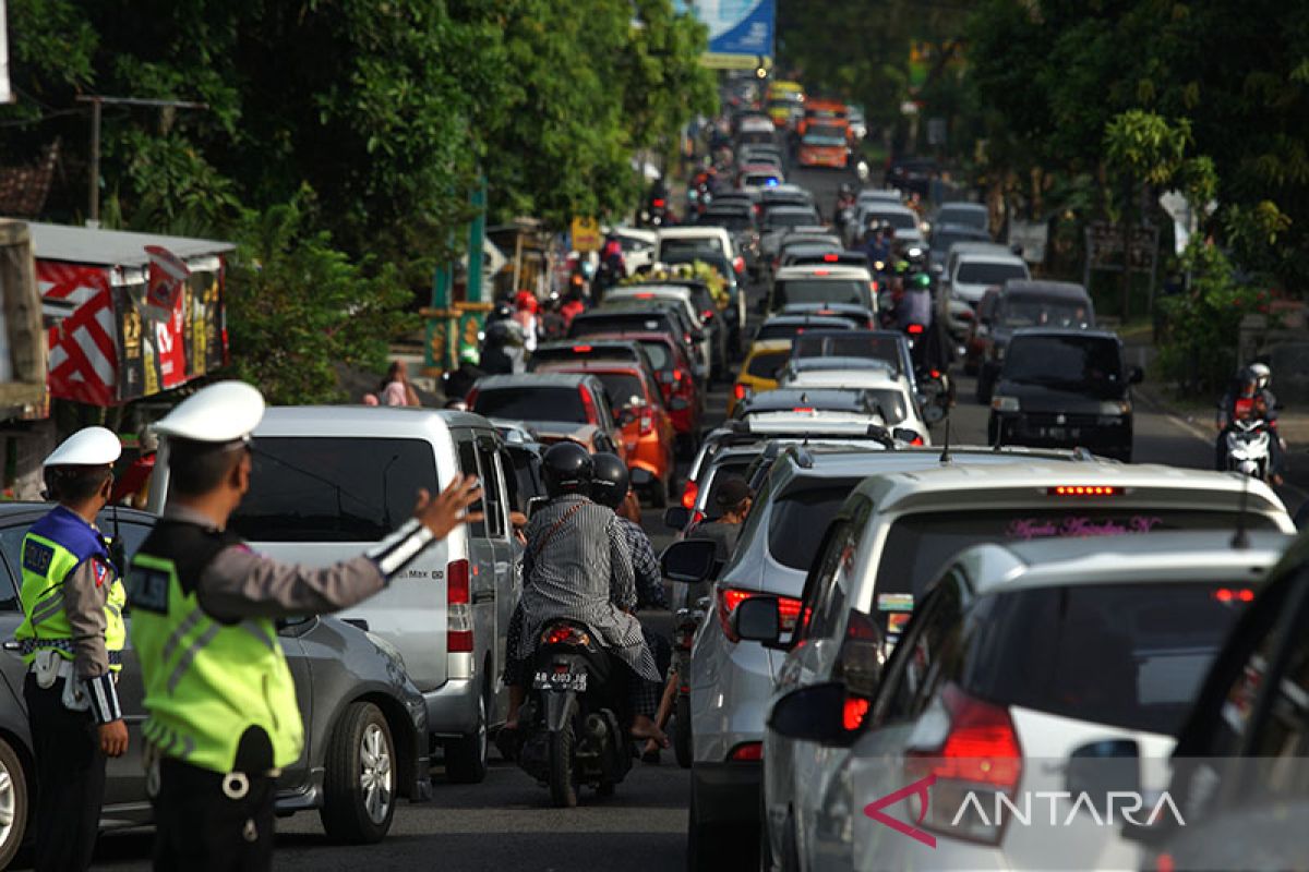 Arus Balik  --  Some 970,461 vehicles enter Yogyakarta during Eid